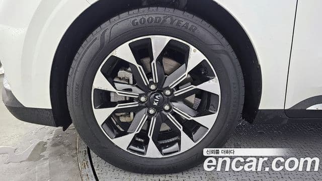 Kia Carnival 2021 — фото 5 из 20