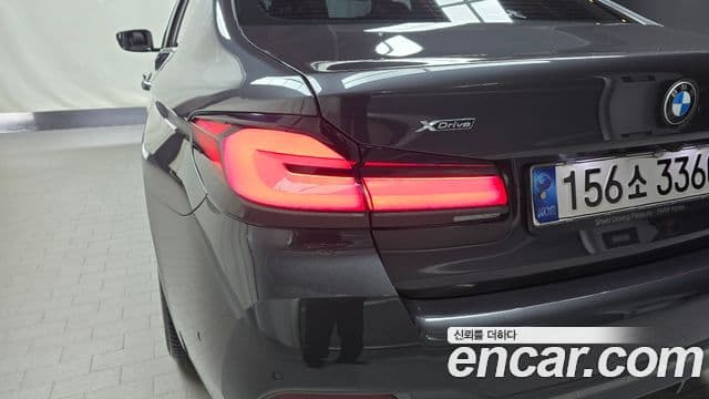 BMW 5 Series 2020 — Photo 12/32