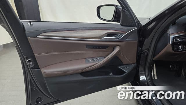 BMW 5 Series 2020 — Photo 19/32