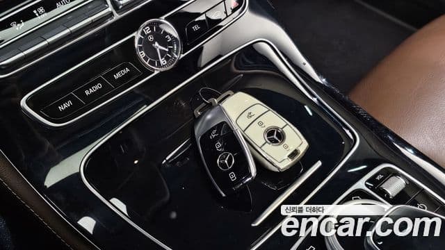Mercedes-Benz E-Class 2019 — Şəkil 17/20