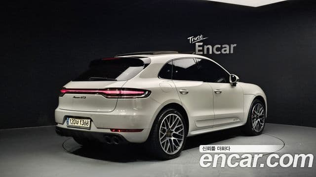 Porsche Macan 2021 — ფოტო 2/20