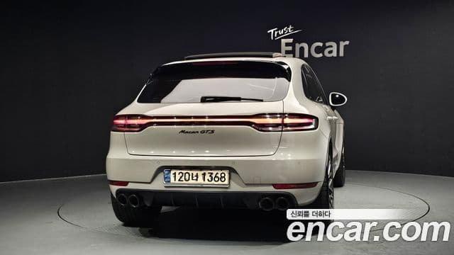 Porsche Macan 2021 — ფოტო 4/20