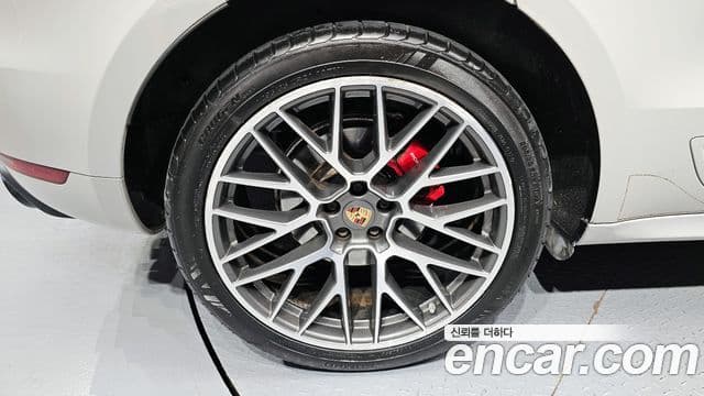 Porsche Macan 2021 — ფოტო 5/20