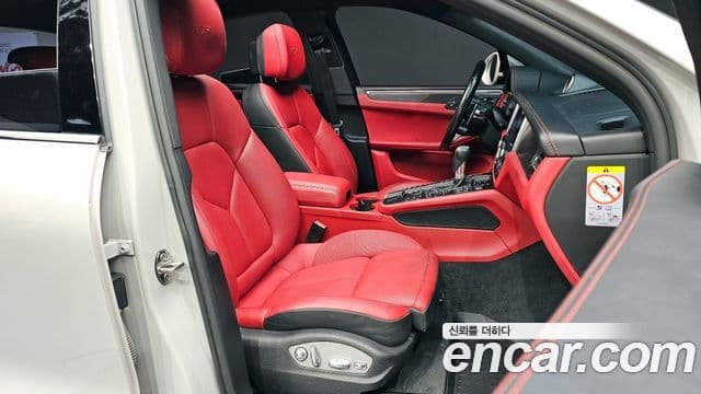 Porsche Macan 2021 — ფოტო 11/20