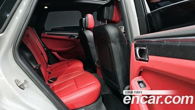 Porsche Macan 2021 — ფოტო 12/20
