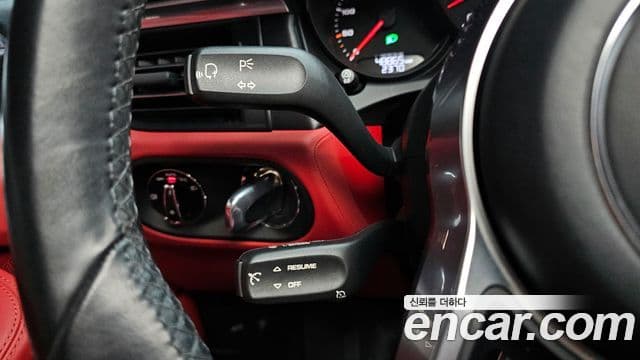 Porsche Macan 2021 — ფოტო 15/20
