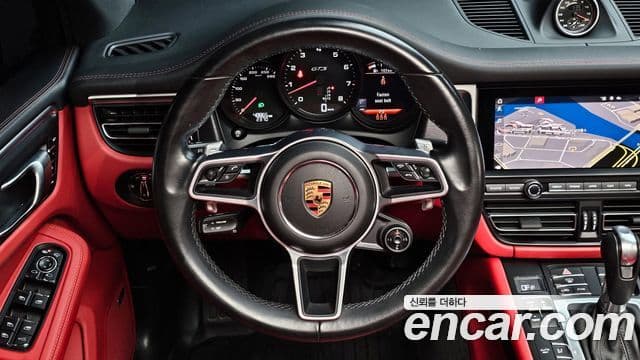 Porsche Macan 2021 — ფოტო 16/20