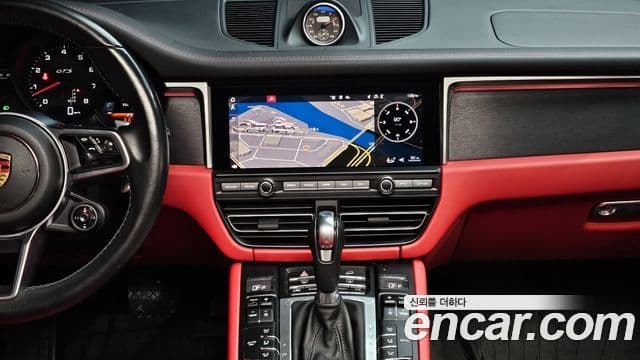 Porsche Macan 2021 — ფოტო 17/20