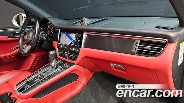 Porsche Macan 2021 — ფოტო 19/20