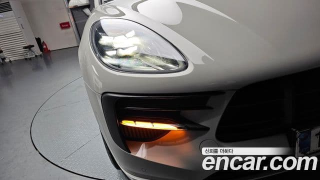 Porsche Macan 2021 — Photo 19/30