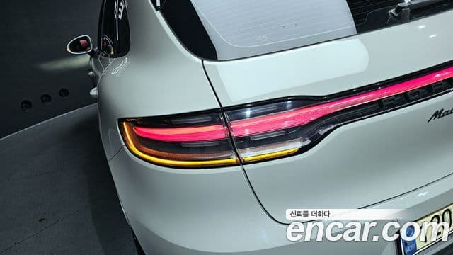 Porsche Macan 2021 — Photo 18/30