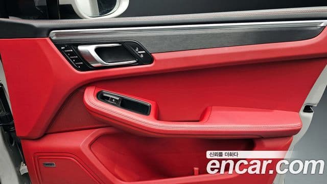 Porsche Macan 2021 — Photo 11/30