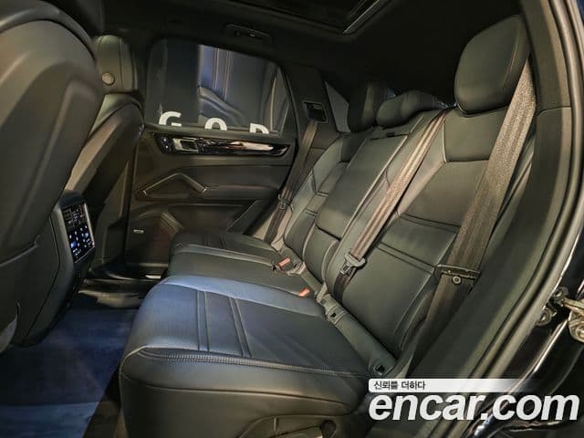 Porsche Cayenne 2021 — ფოტო 7/20