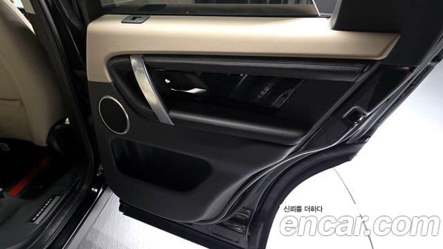 Land Rover Discovery Sport 2022 — ფოტო 18/31