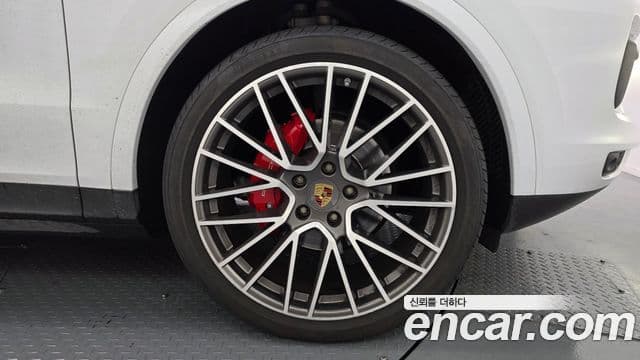 Porsche Cayenne 2023 — ფოტო 4/20