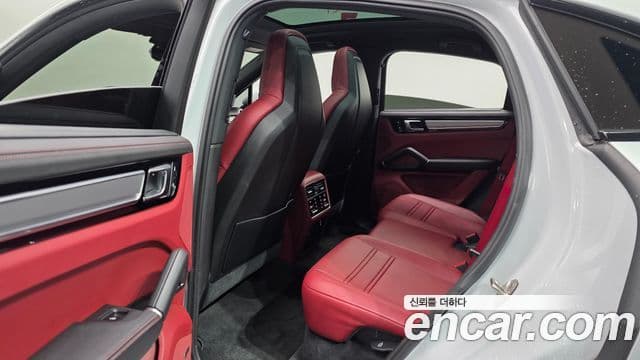 Porsche Cayenne 2023 — ფოტო 11/20