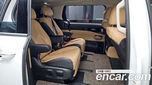 Kia Carnival 2021 — ფოტო 11/20