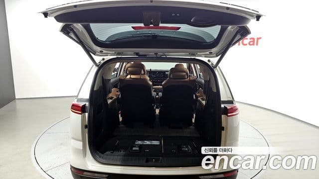 Kia Carnival 2021 — ფოტო 17/20
