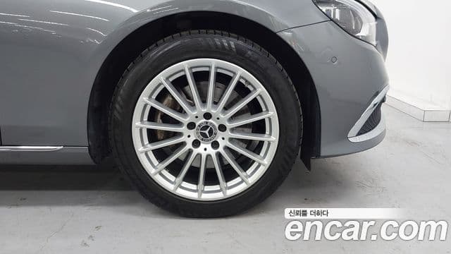 Mercedes-Benz E-Class 2020 — Photo 18/20