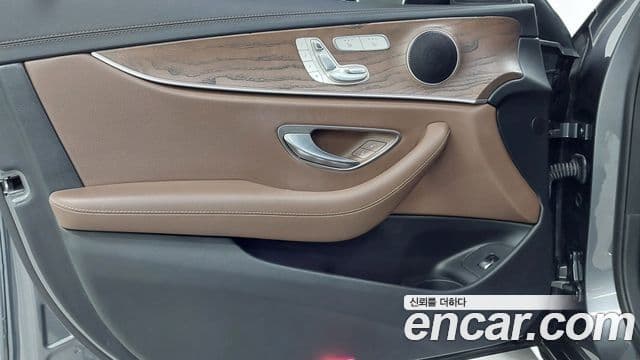 Mercedes-Benz E-Class 2020 — Photo 3/20