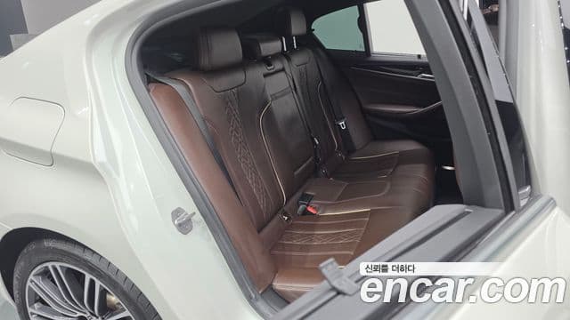 BMW 5 Series 2018 — Şəkil 11/20