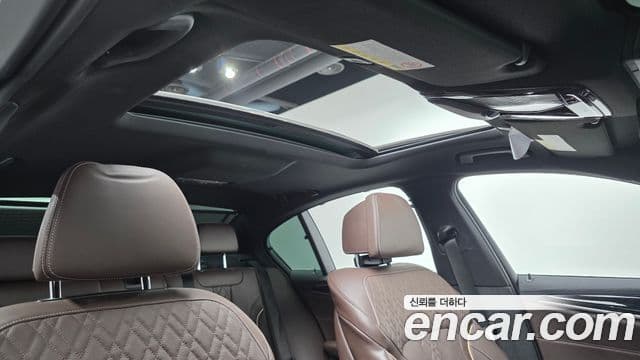 BMW 5 Series 2018 — Şəkil 13/20