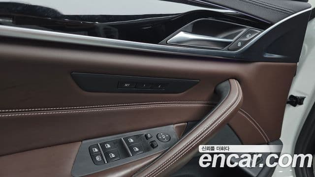 BMW 5 Series 2018 — Şəkil 14/20