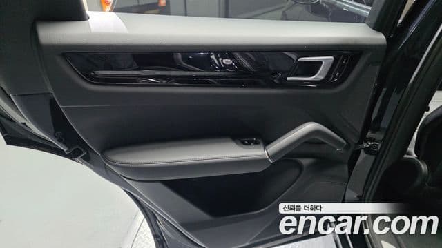 Porsche Cayenne 2021 — Photo 10/32
