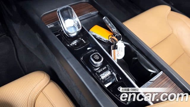 Volvo XC60 2021 — Şəkil 9/20