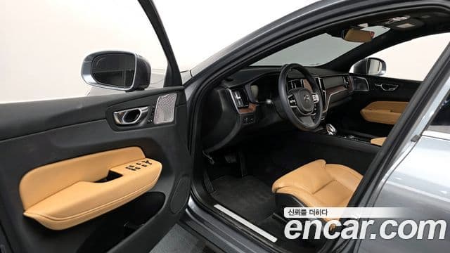 Volvo XC60 2021 — Şəkil 10/20