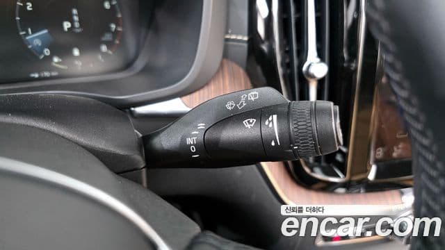 Volvo XC60 2021 — Şəkil 17/20
