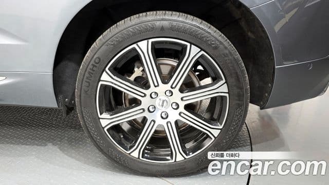 Volvo XC60 2021 — Şəkil 31/33