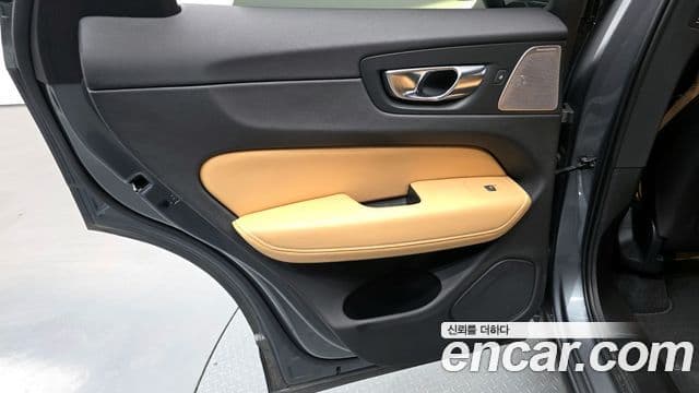Volvo XC60 2021 — Şəkil 32/33