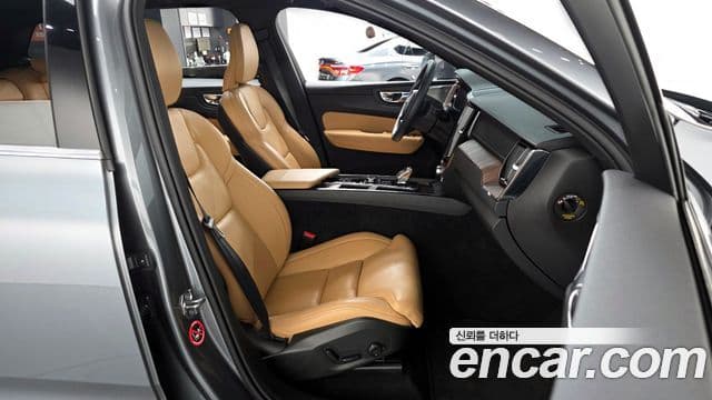 Volvo XC60 2021 — Şəkil 13/33