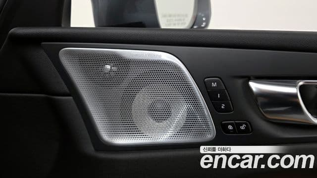 Volvo XC60 2021 — Şəkil 12/33