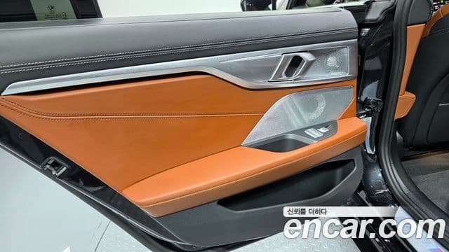 BMW 8 Series 2024 — Photo 19/32