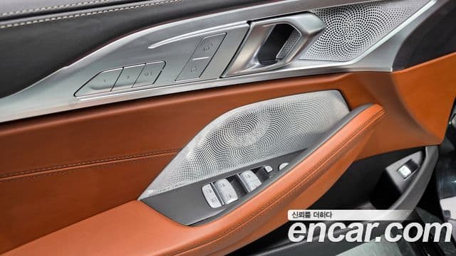 BMW 8 Series 2024 — Photo 28/32