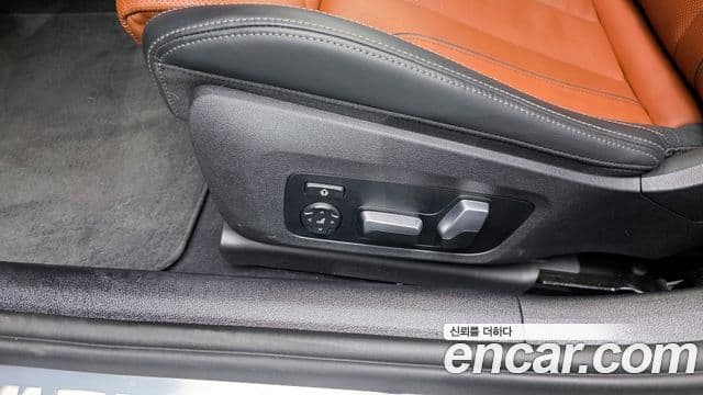 BMW 8 Series 2024 — Photo 25/32