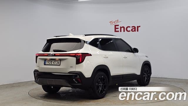 Kia Seltos 2022 — ფოტო 2/20