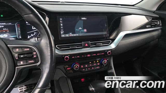 Kia Niro 2021 — ფოტო 15/20