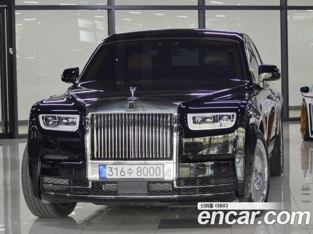 Rolls-Royce Phantom 2021 — ფოტო 17/17