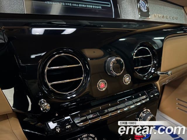 Rolls-Royce Phantom 2021 — ფოტო 9/17