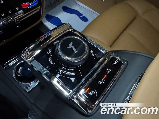 Rolls-Royce Phantom 2021 — ფოტო 11/17