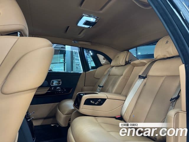 Rolls-Royce Phantom 2021 — ფოტო 12/17