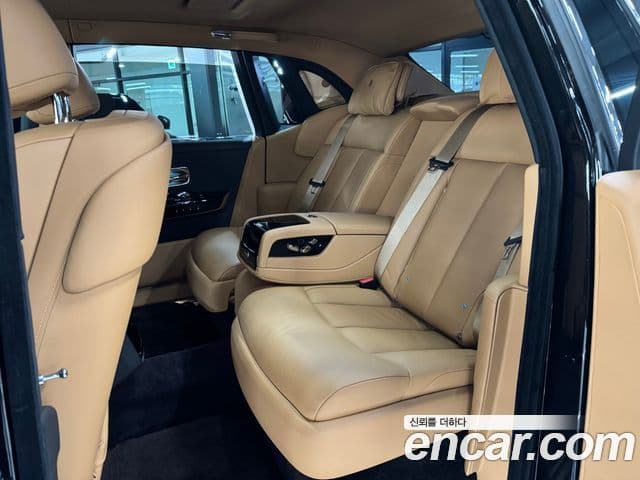 Rolls-Royce Phantom 2021 — ფოტო 13/17