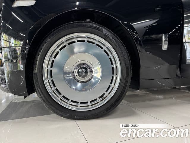 Rolls-Royce Phantom 2021 — ფოტო 15/17