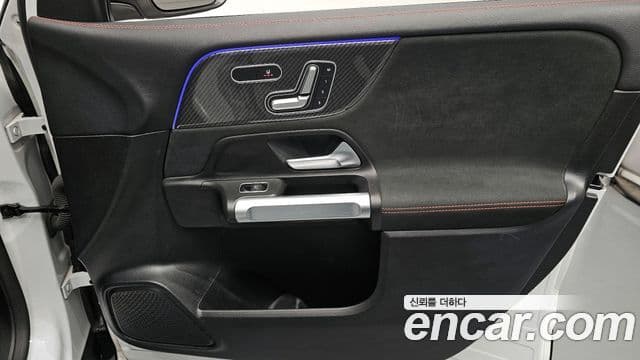 Mercedes-Benz GLB-Class 2021 — Photo 16/31