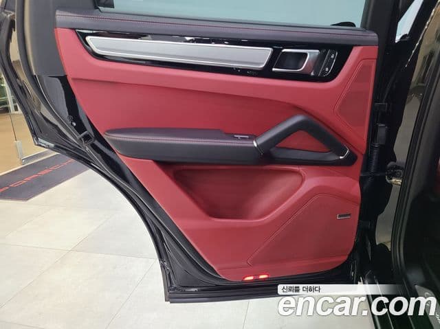 Porsche Cayenne 2023 — ფოტო 19/20