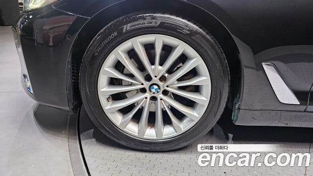 BMW 5 Series 2021 — Photo 18/31