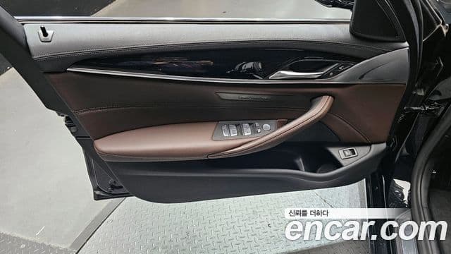BMW 5 Series 2021 — Photo 28/31